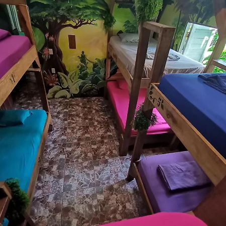Oasis Beachfront Hostel Puerto Limon Ngoại thất bức ảnh
