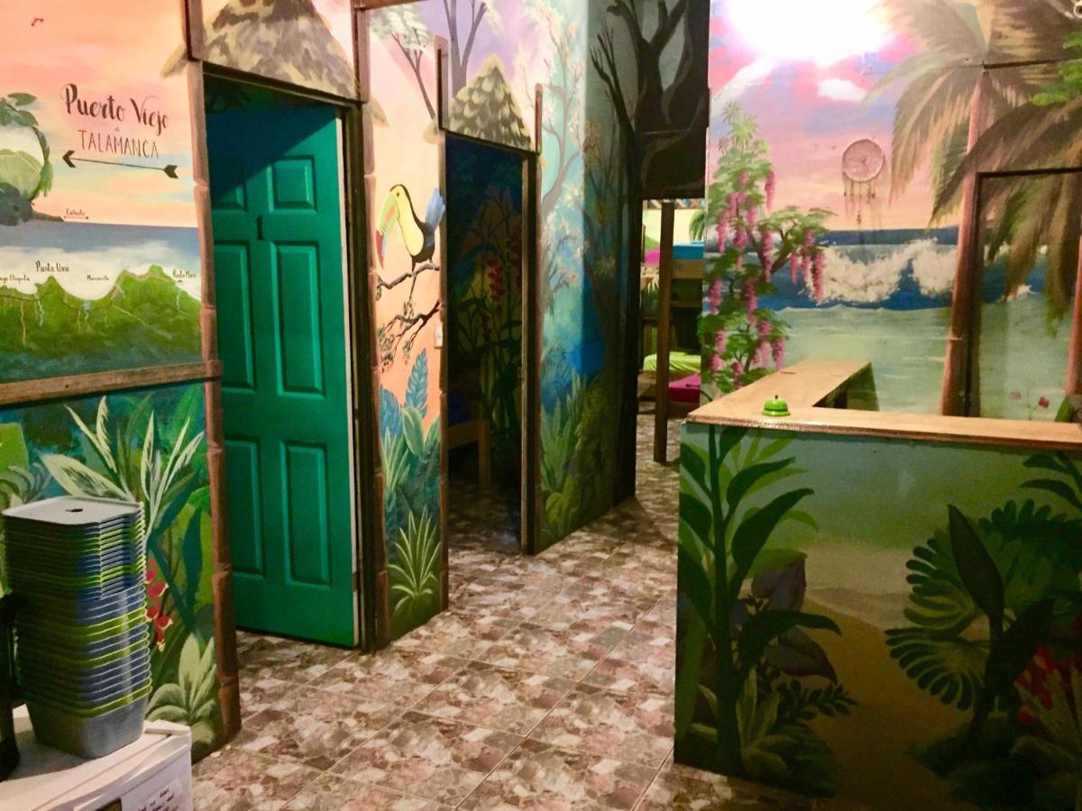 Oasis Beachfront Hostel Puerto Limon Ngoại thất bức ảnh