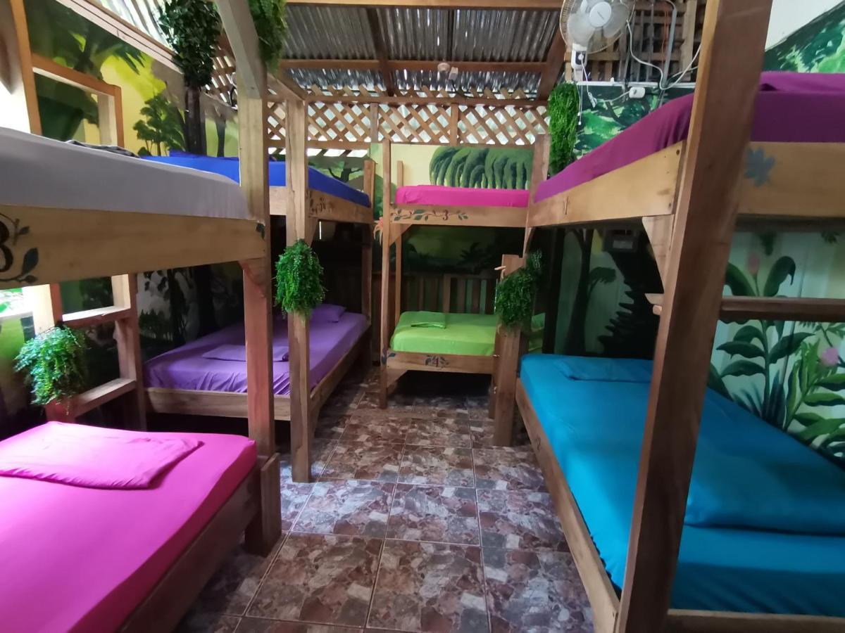 Oasis Beachfront Hostel Puerto Limon Ngoại thất bức ảnh