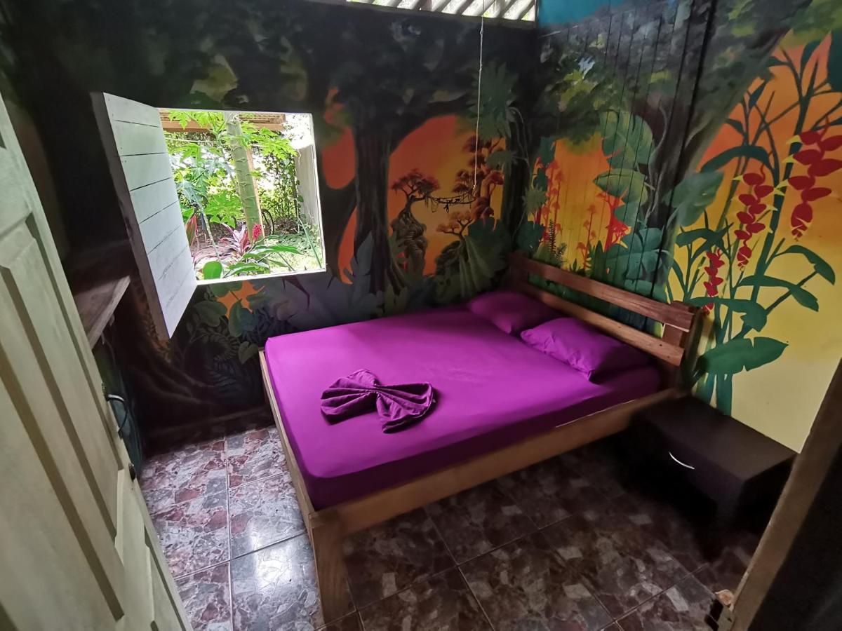 Oasis Beachfront Hostel Puerto Limon Ngoại thất bức ảnh