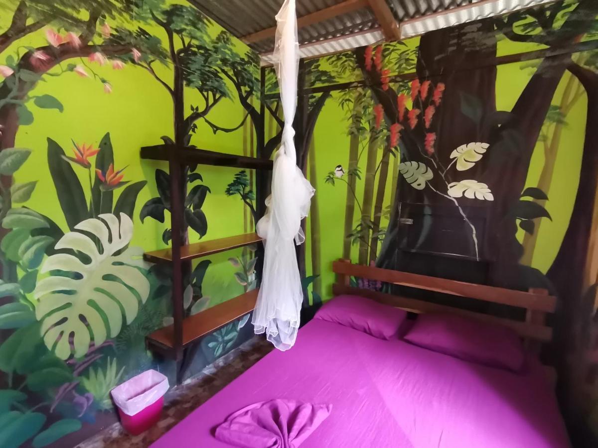 Oasis Beachfront Hostel Puerto Limon Ngoại thất bức ảnh