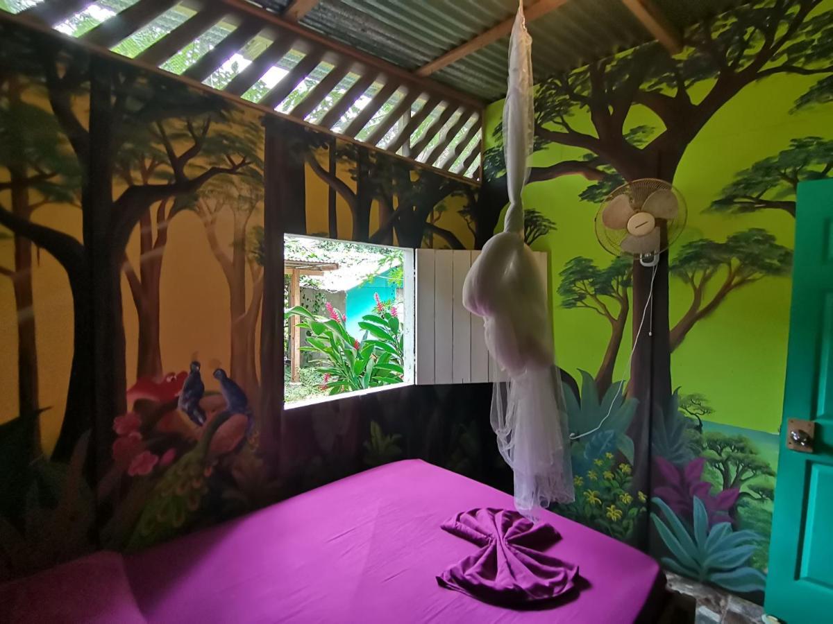 Oasis Beachfront Hostel Puerto Limon Ngoại thất bức ảnh